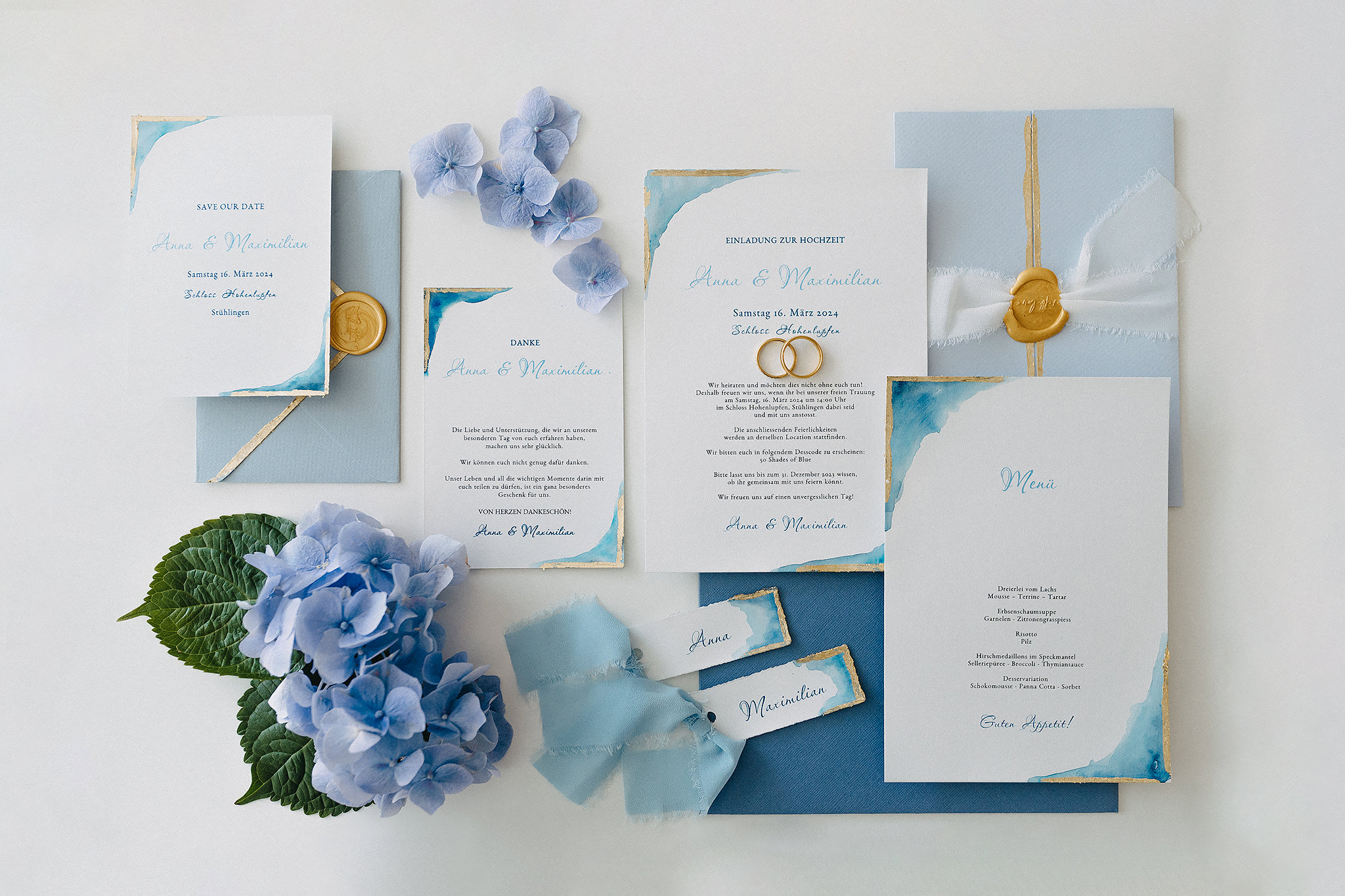 Traumhafte Hochzeitspapeterie in weiss & Blau mit handgemalten Aquarell Akzenten, Blattgold, Wachssiegeln & Chiffonbändern passend zu einer eleganten Hochzeit in einem Schloss