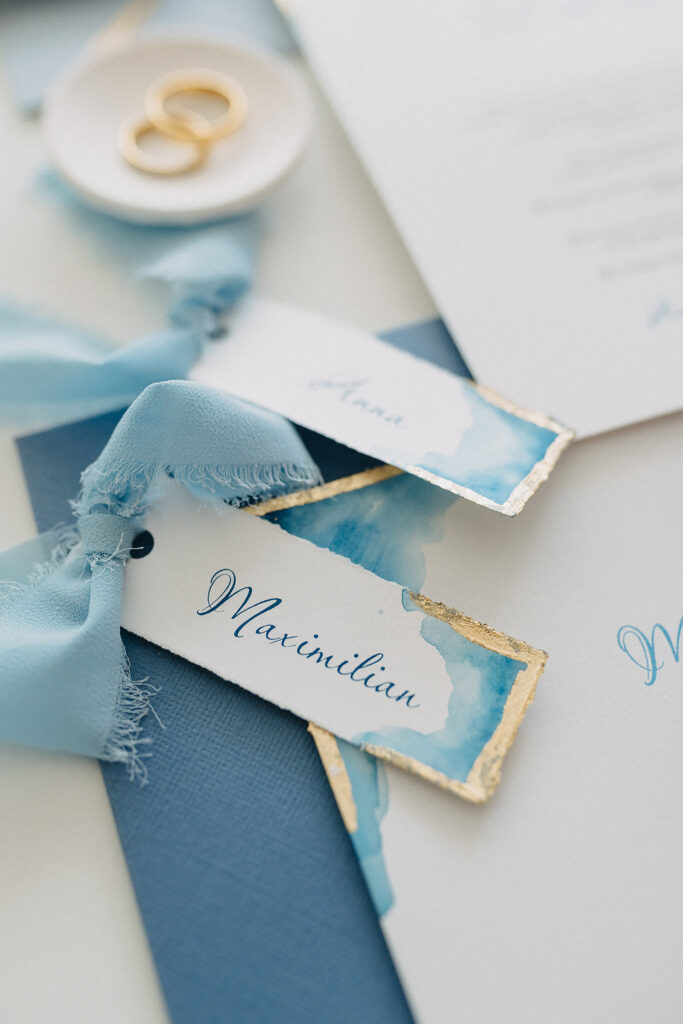 einzigartige Namenskärtchen für die Hochzeit in Blau/Weiss mit Aquarell, Blattgold & Chiffonband