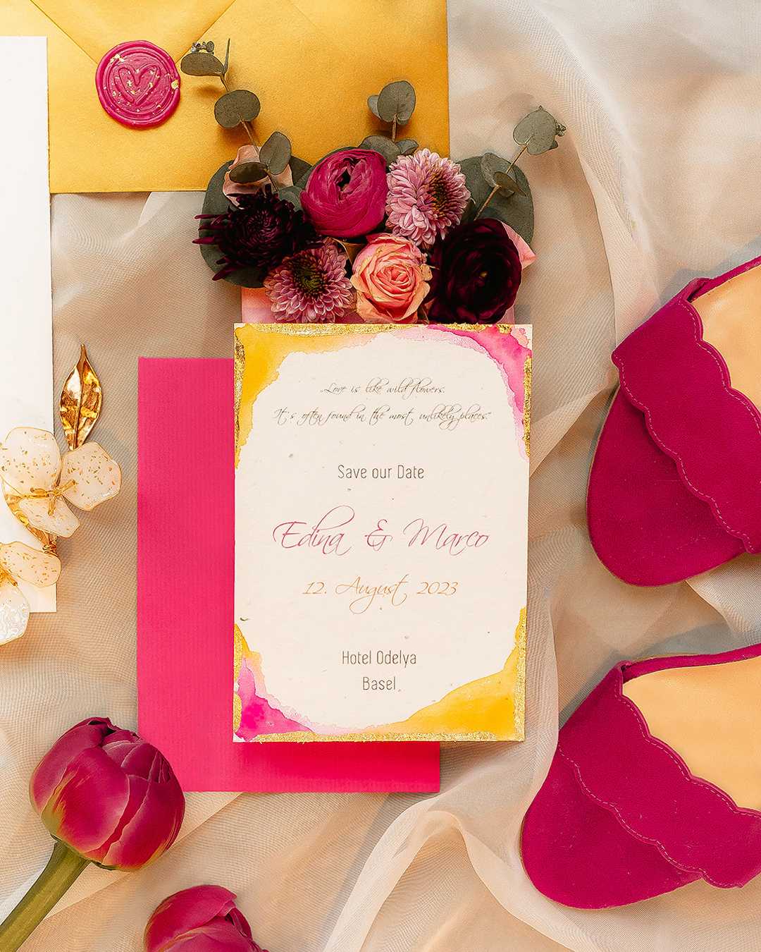 Save the Date auf Samenpapier mit Aquarellakzenten und Blattgold in kräftigen Pinktönen.