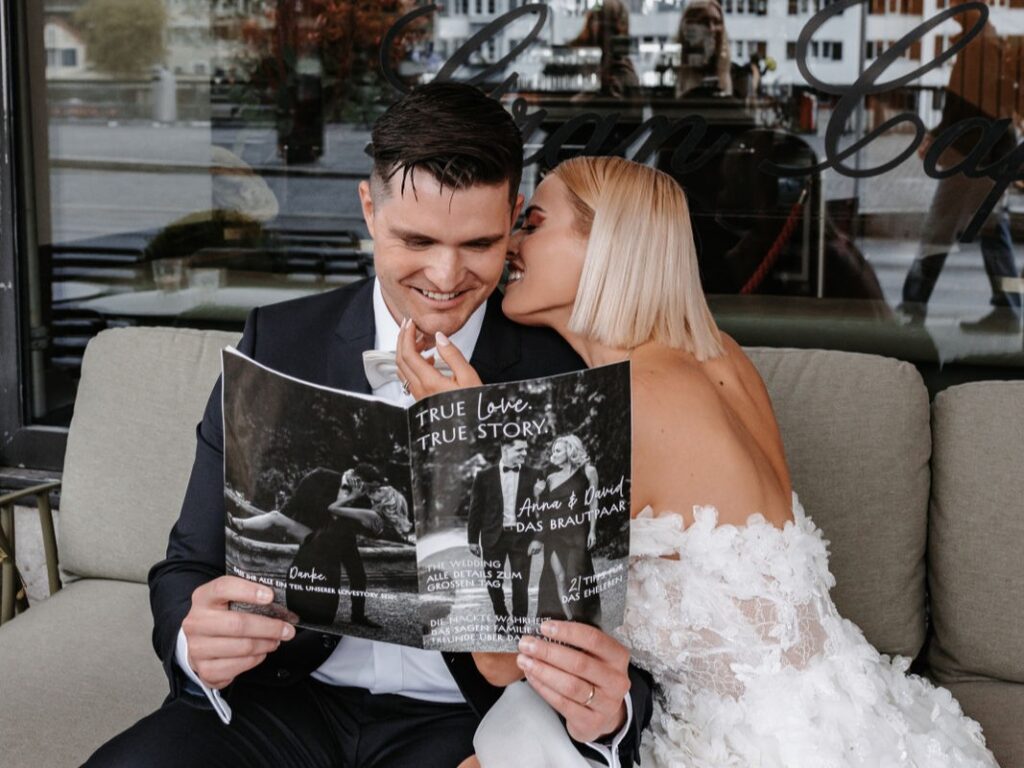 Brautpaar mit einem individuellen Hochzeitsmagazin in schwarz weiss
