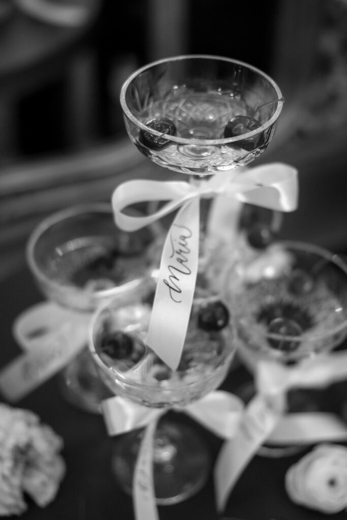 Personalisierte Satinbänder mit dem Namen des Brautpaares gebunden um Champagnergläser