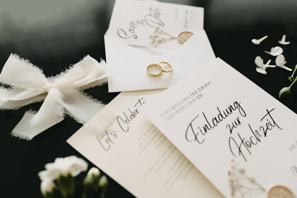 Elegante Hochzeitseinladung in Crème mit Wachssiegel