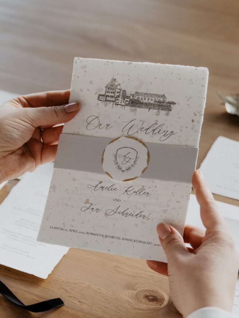 Hochzeitseinladung mit personalisiertem Hochzeitslogo auf einer Banderole