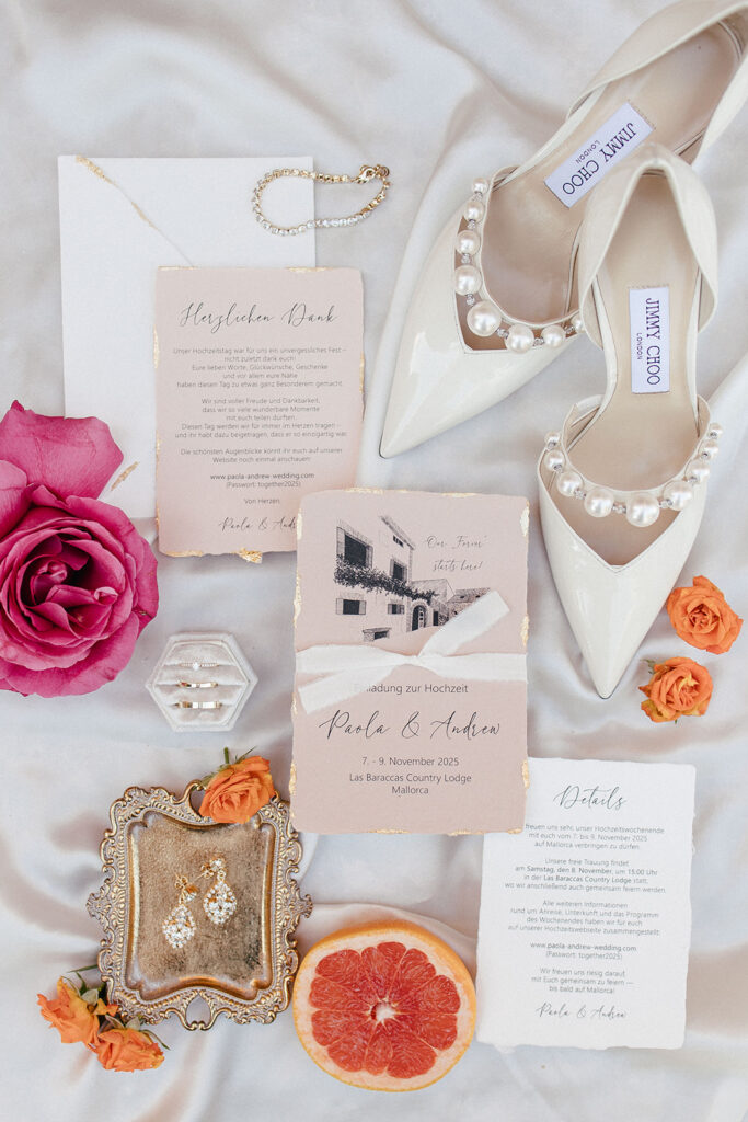 Flatlay moderner, luxuriöser mediterraner Hochzeitspapeterie