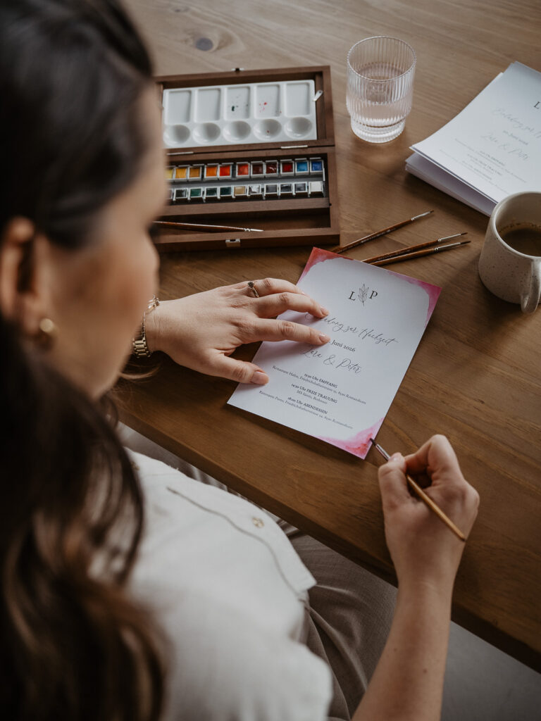 Francine beim Malen von Aquarell Veredelungen auf einer Hochzeitseinladung