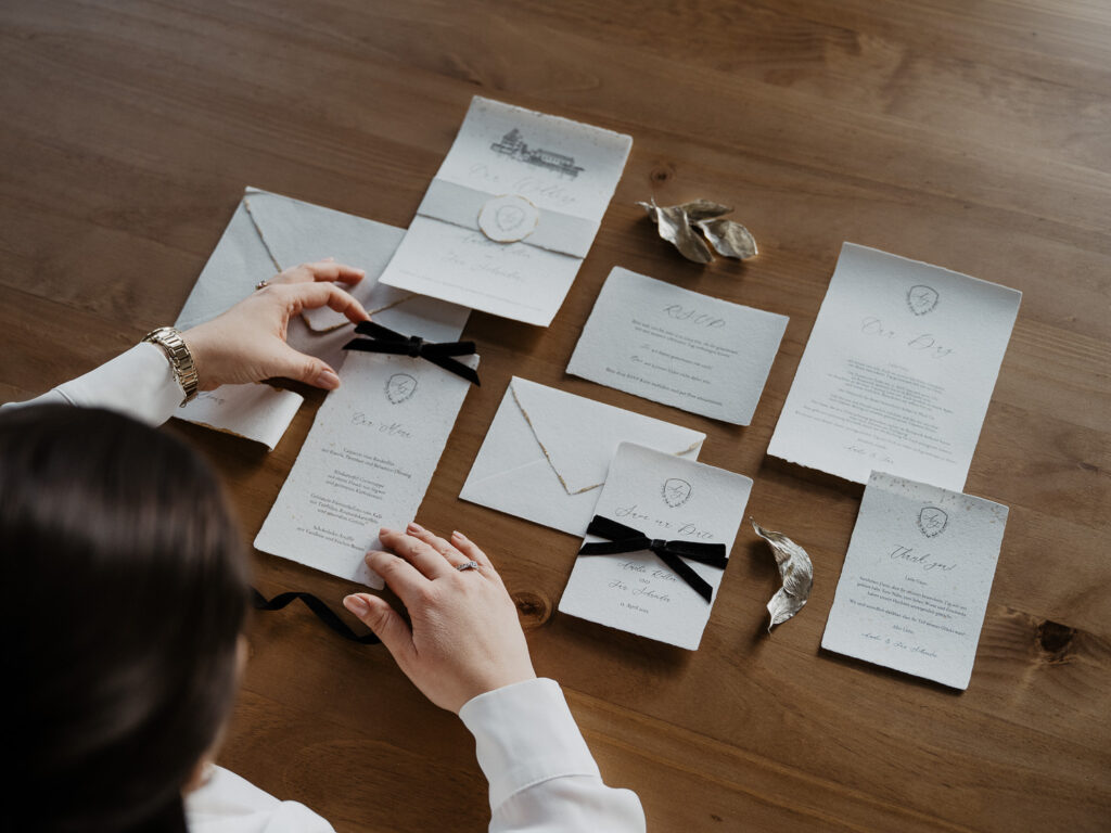 Luxuriöses Set Hochzeitseinladungen mit Titelblatt, Einlegekarte & RSVP