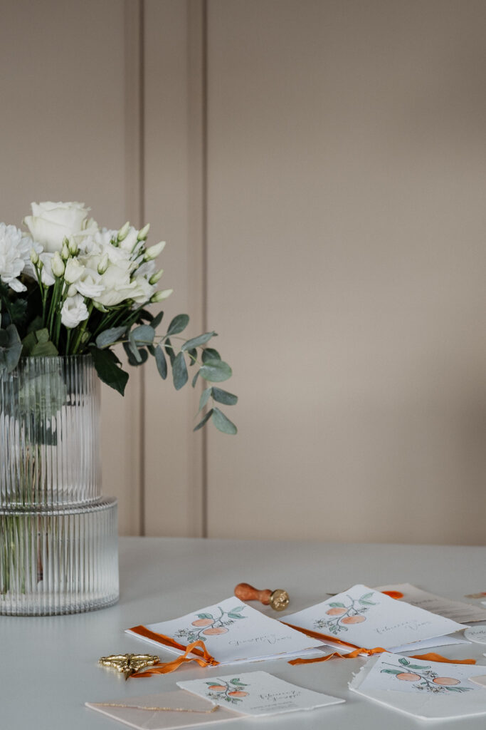 Flatlay Hochzeitspapeterie in mediterranem Stil