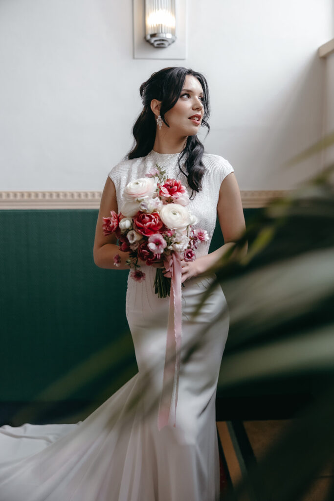 Braut mit Brautstrauss beim Shooting passend zur Hochzeitszeitung