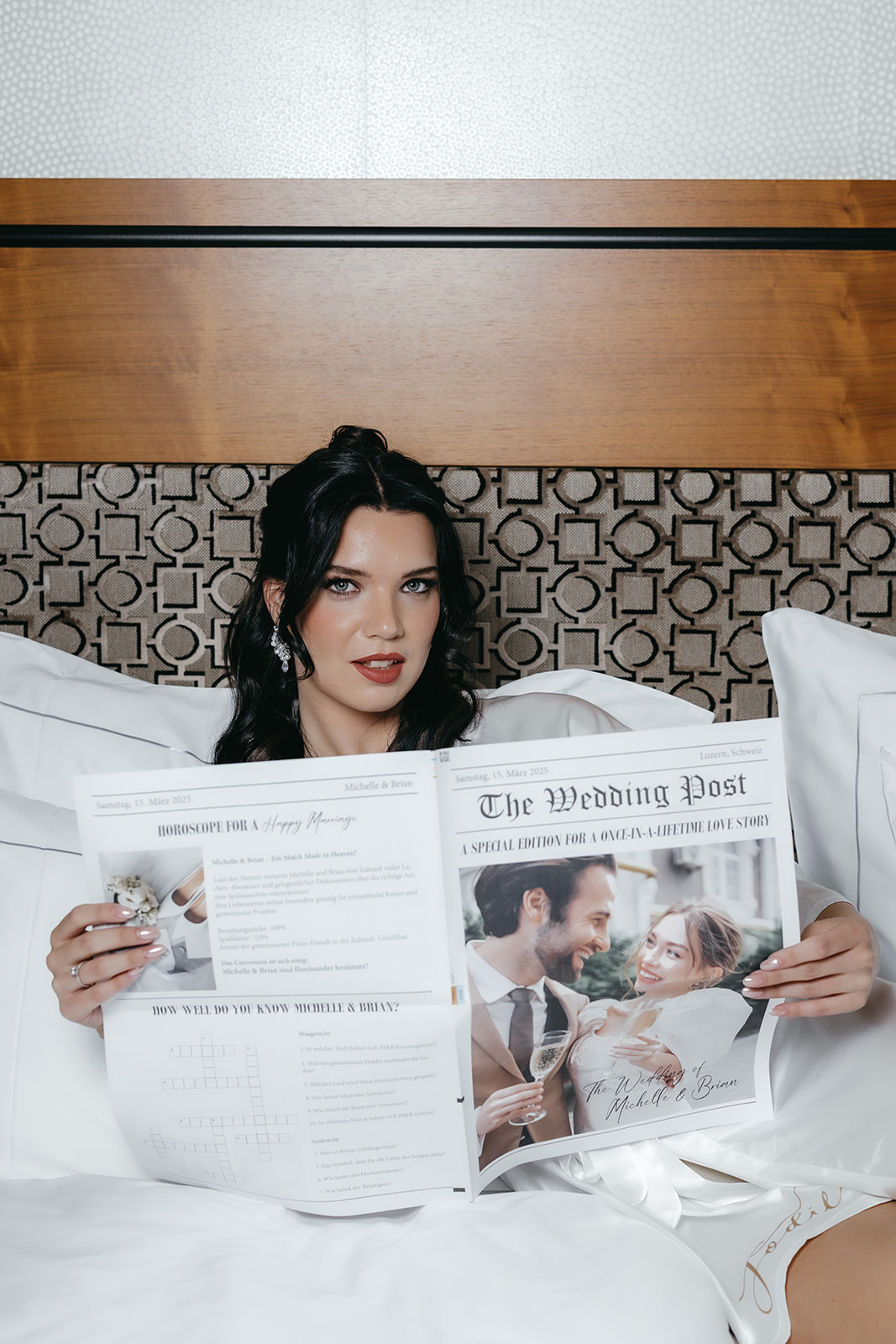 Braut beim Getting Ready mit individuell gestalteter Hochzeitszeitung