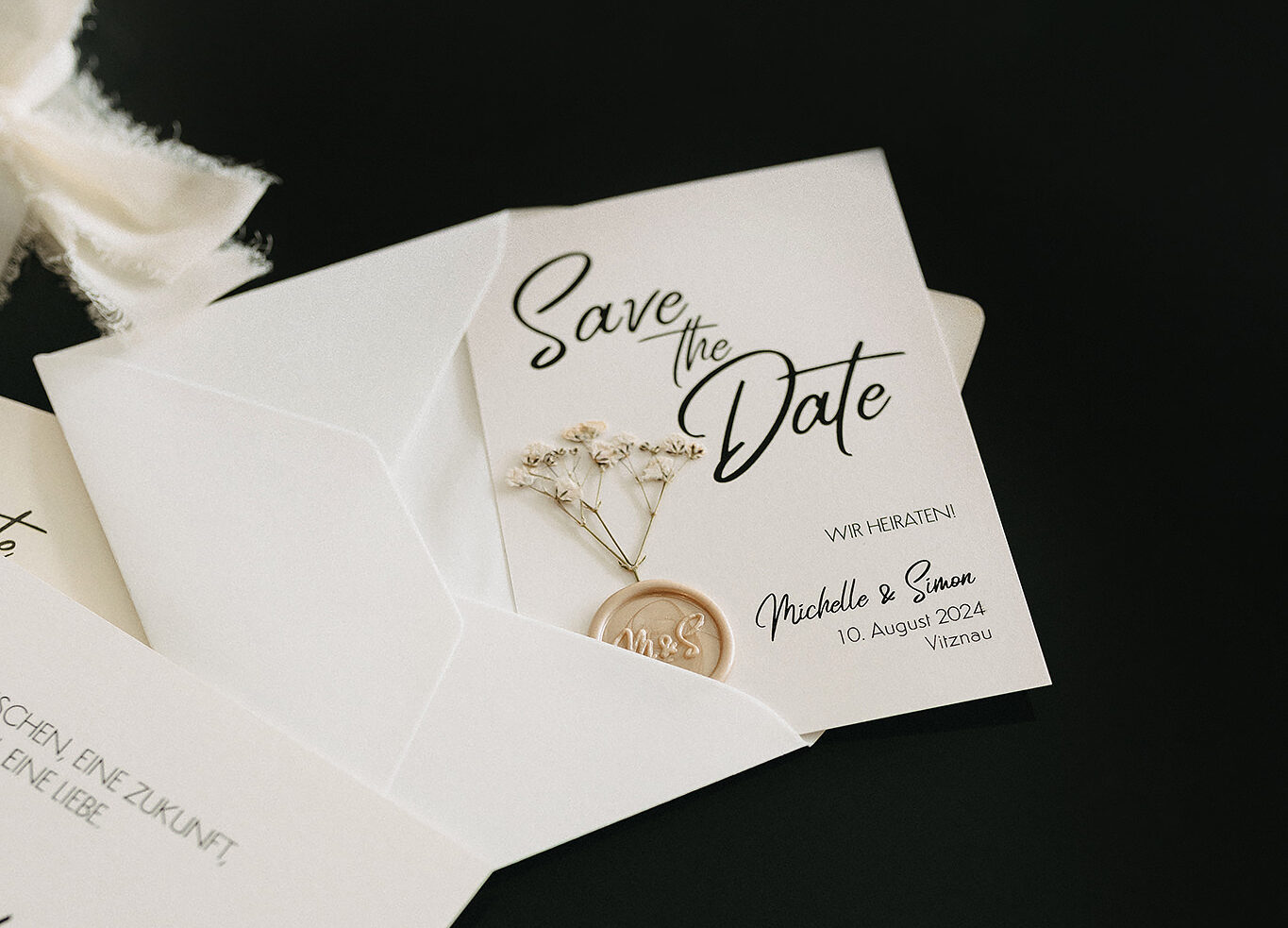 Save the Date Hochzeitskarte in beige mit personalisiertem Wachssiegel