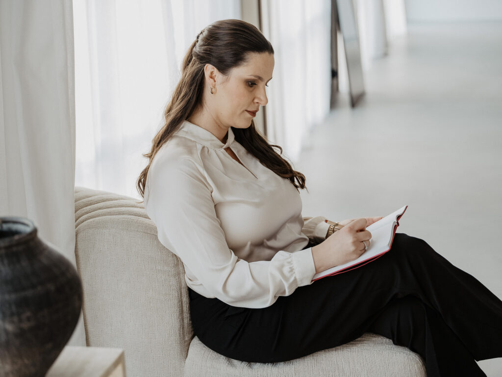 Designerin für Hochzeitseinladungen skizziert ein Hochzeitslogo für ein Brautpaar