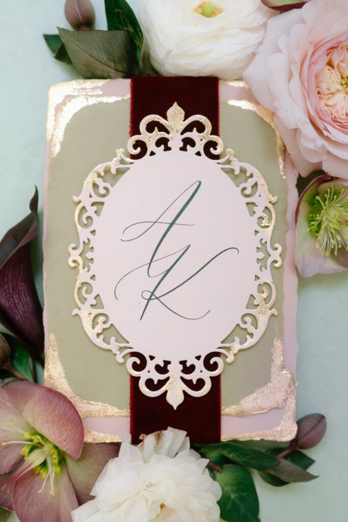 Hochzeitspapeterie mit personalisiertem Hochzeitslogo auf handgeschöpftem Papier