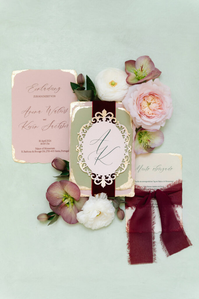 Hochzeitspapeterie mit personalisiertem Hochzeitslogo in Blush, Grün und Samtrot