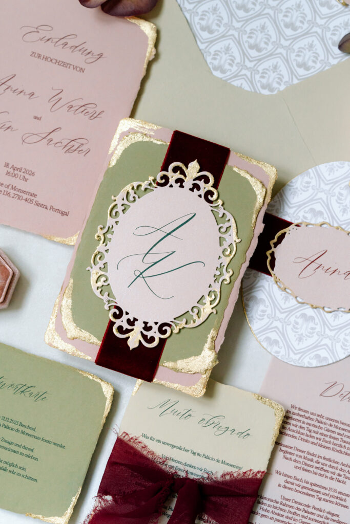 Hochzeitspapeterie mit personalisiertem Hochzeitslogo mit barocken Elementen modern interpretiert